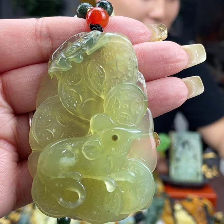 蛇纹石玉未镶嵌颈饰