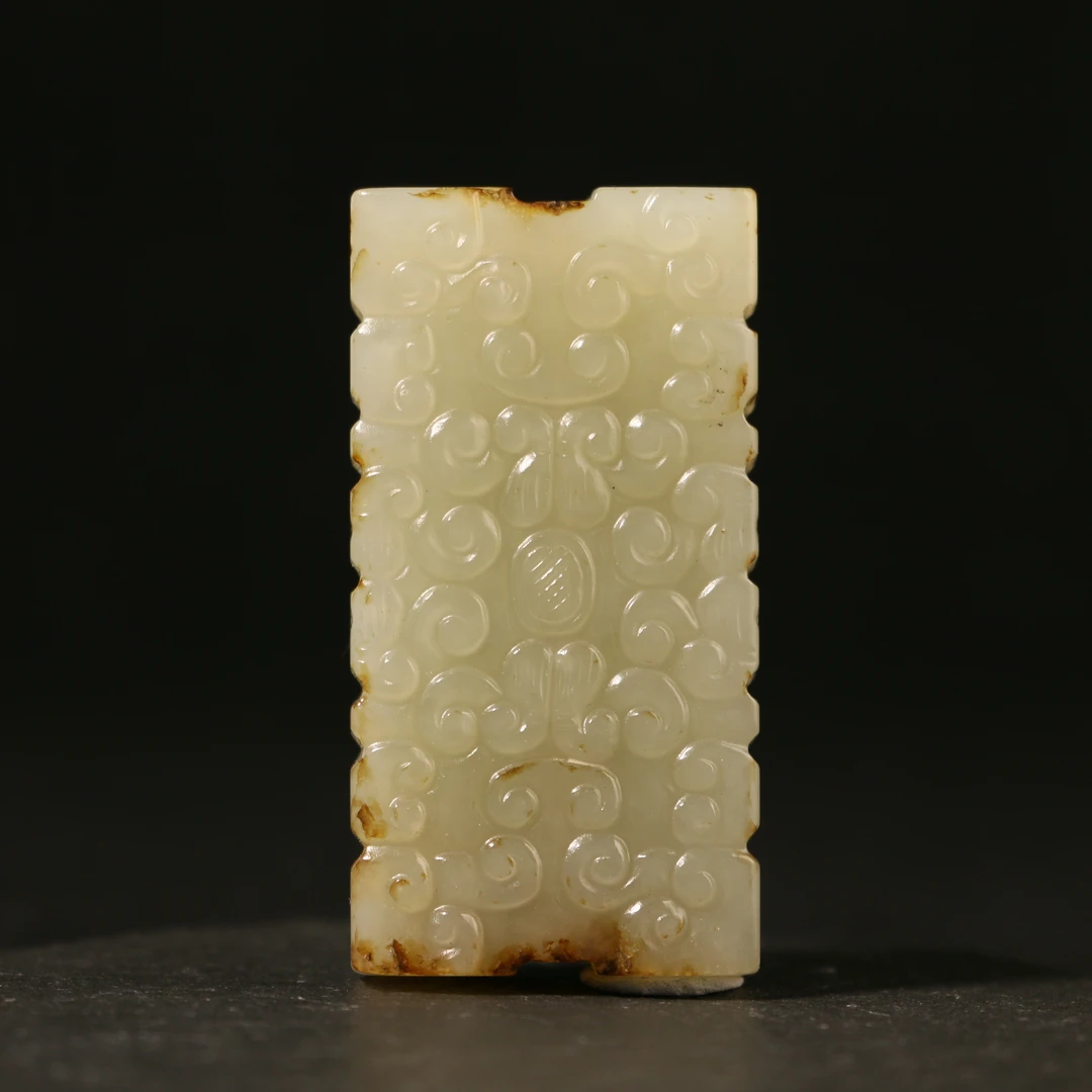 20F255  清 和田玉带沁饕餮纹勒子