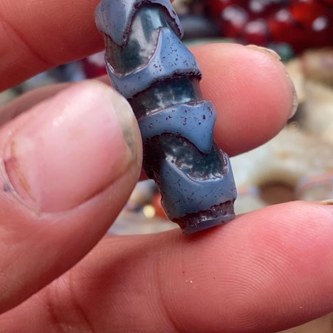 DIY琉璃珠子的颜色是蓝色的