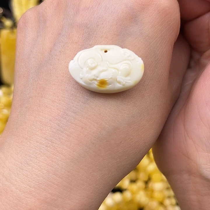 琥珀未镶嵌颈饰琥珀