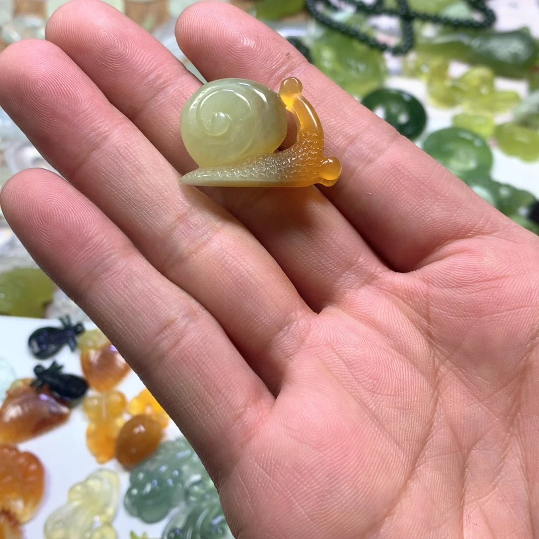 岫玉颈饰未镶嵌T***?蜗牛