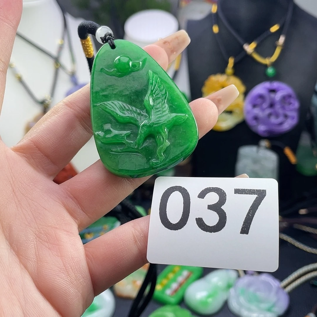 翡翠未镶嵌吊坠(赠链)