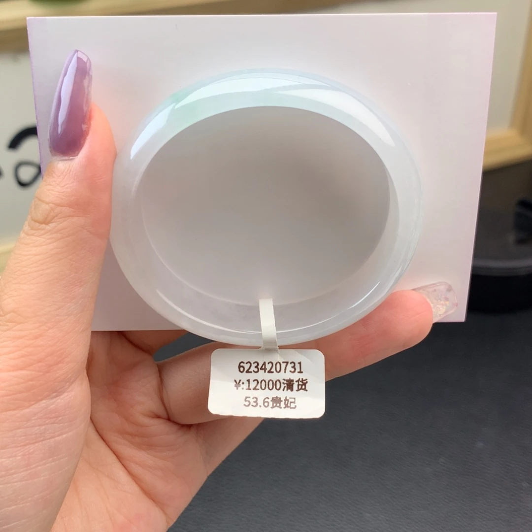 翡翠手镯未镶嵌白冰底飘花