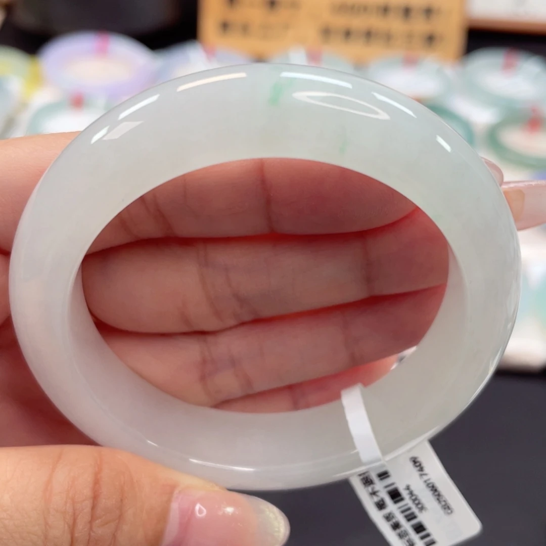 翡翠手镯未镶嵌腾***业53.4胶润纯白底飘翠绿