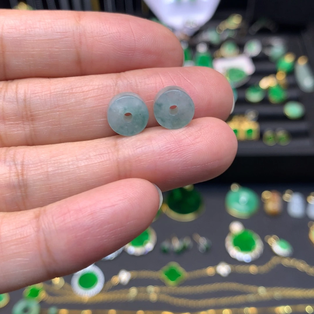 翡翠未镶嵌颈饰有纹