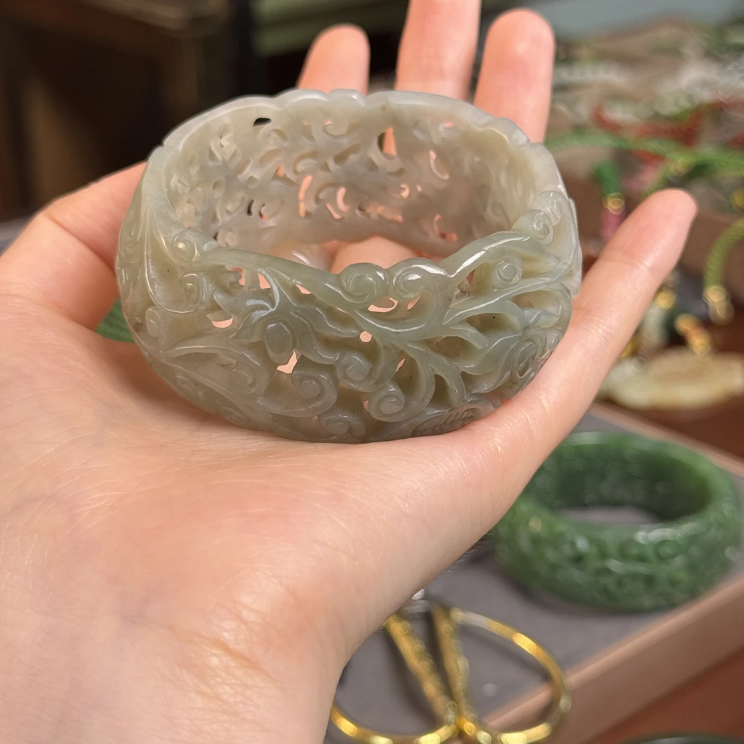 二店 和田玉缠枝莲雕刻精雕手镯  138
