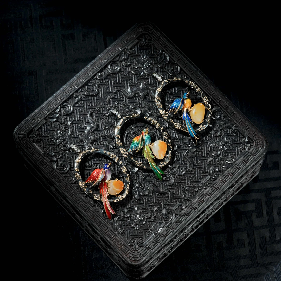 【博姐臻选】和田玉籽料18K金镶嵌传世级珐琅彩吊坠*D6582