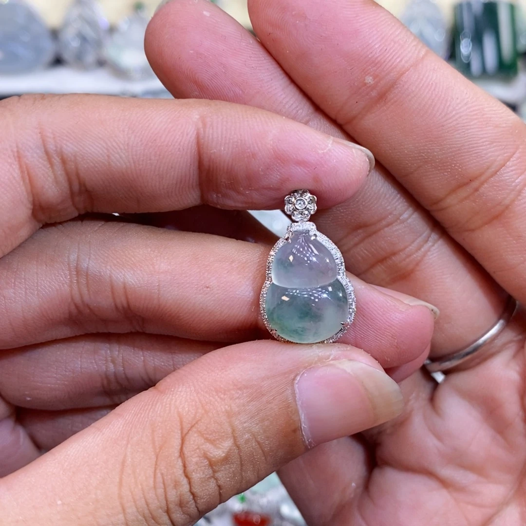 翡翠18K金镶嵌颈饰