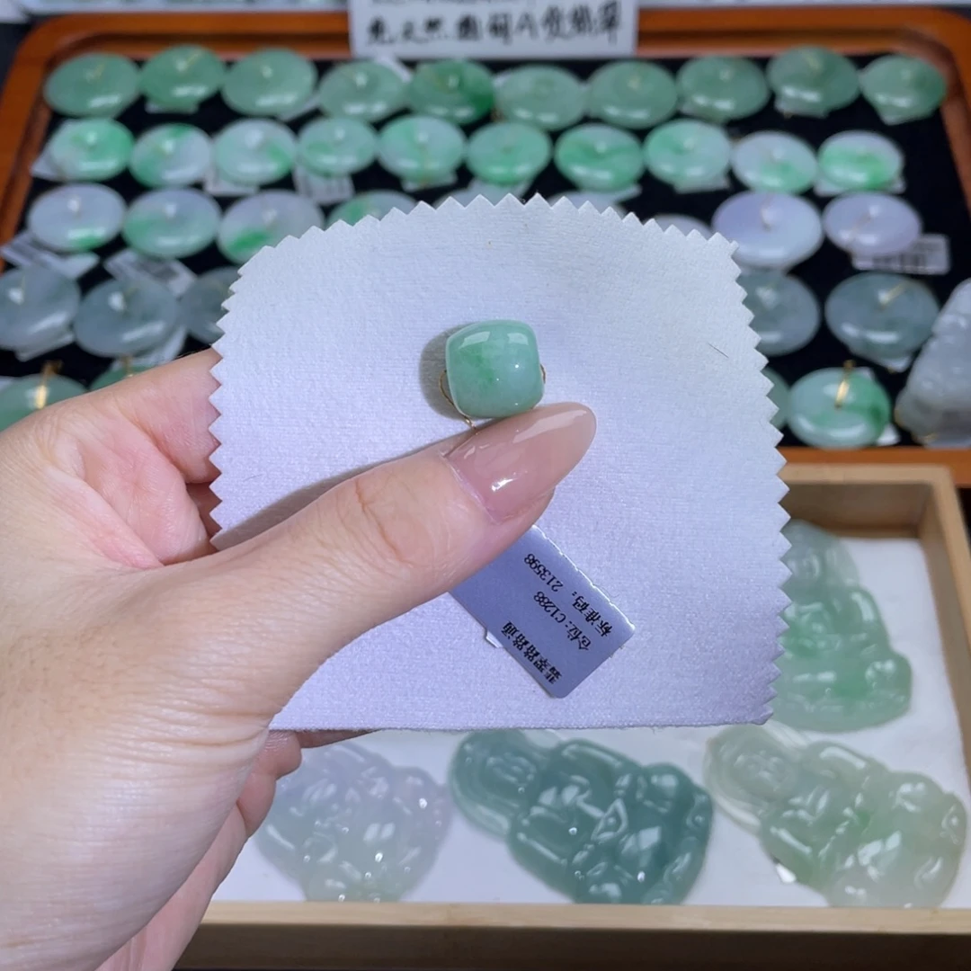 翡翠未镶嵌颈饰路路通