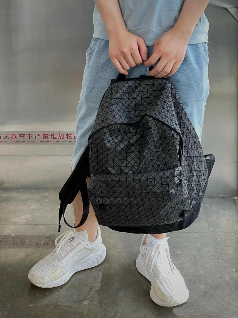 三家通勤风拉链多口袋款户外百搭轻奢高级休闲轻便双肩包男女同款