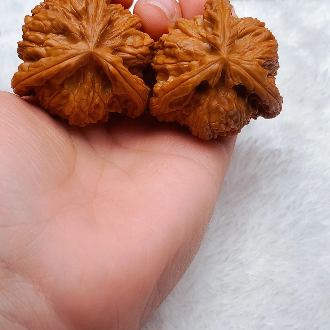 。****文玩核桃吊坠三棱