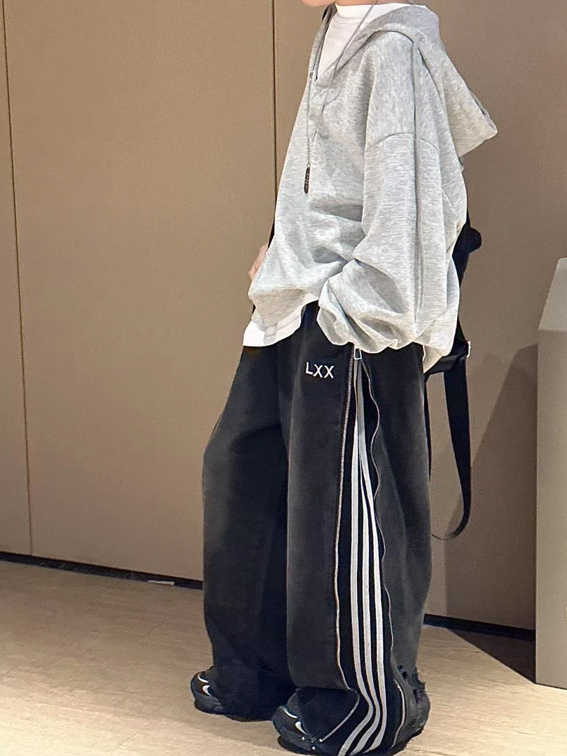 【蜡小新】【实力派】新款休闲个性宽松拉链直筒裤，模特穿140。