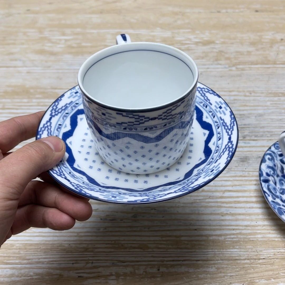 瓷片凡*密密麻麻地排列着一个