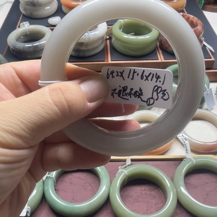 石英质玉未镶嵌手镯