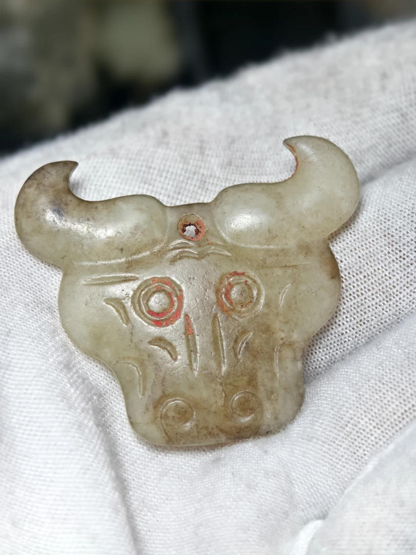 玉牛首，和田玉料上面有孔可佩戴3.6厘米宽4.2厘米，不错的古玉挂件