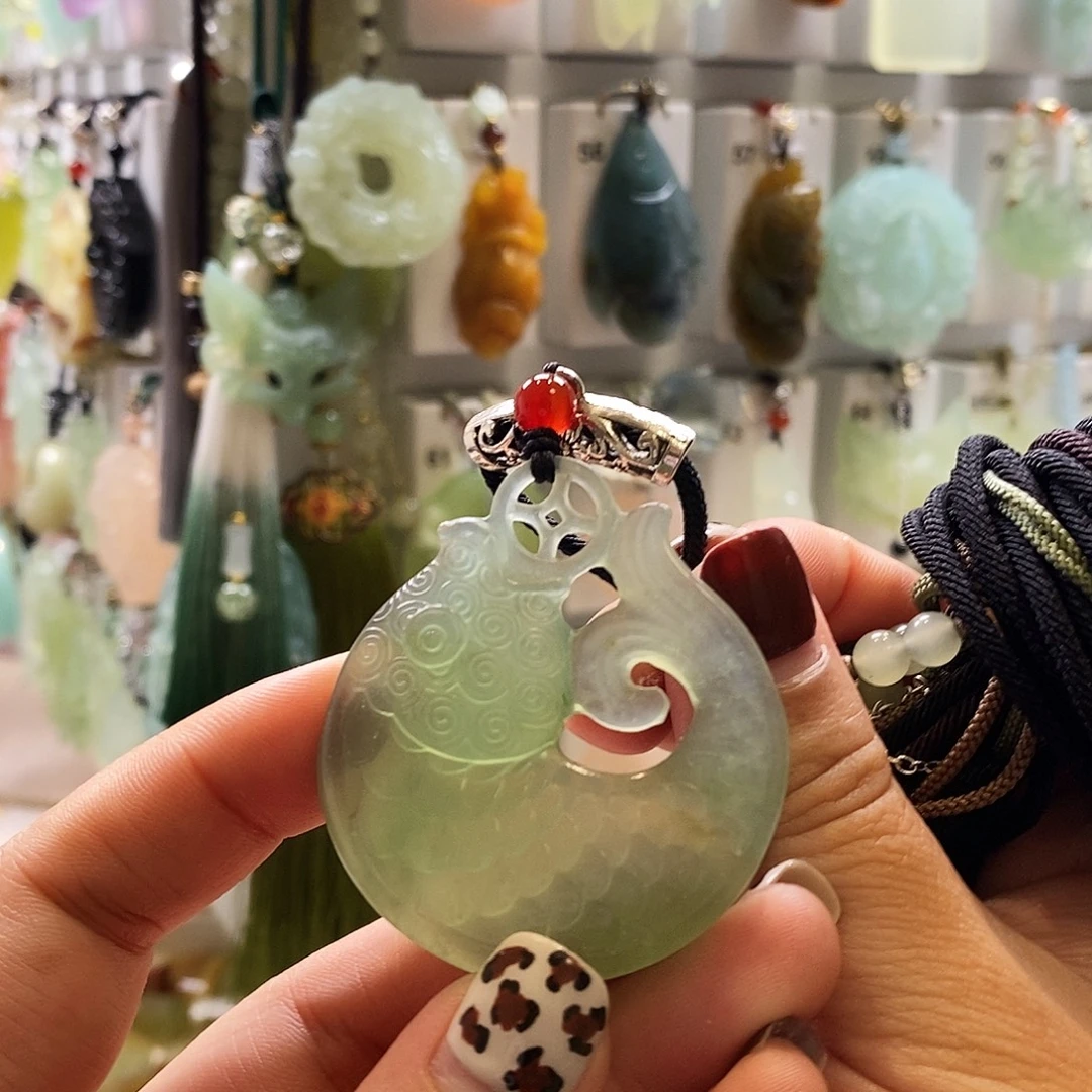 蛇纹石玉未镶嵌颈饰