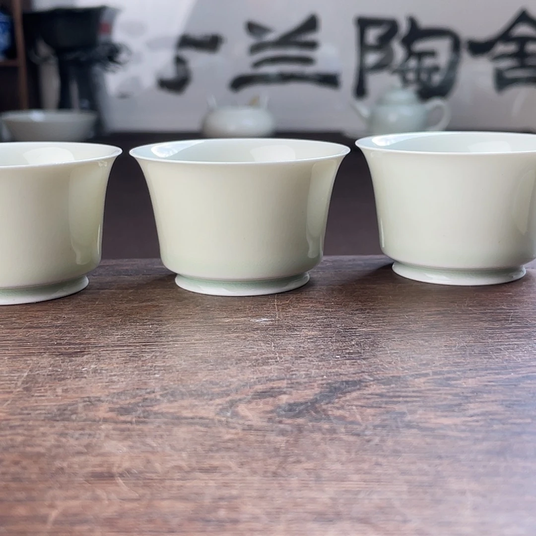 青釉素面马蹄客杯