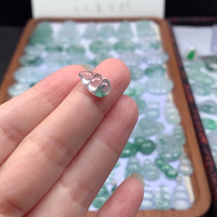 颈饰未镶嵌翡翠高冰飘花福豆