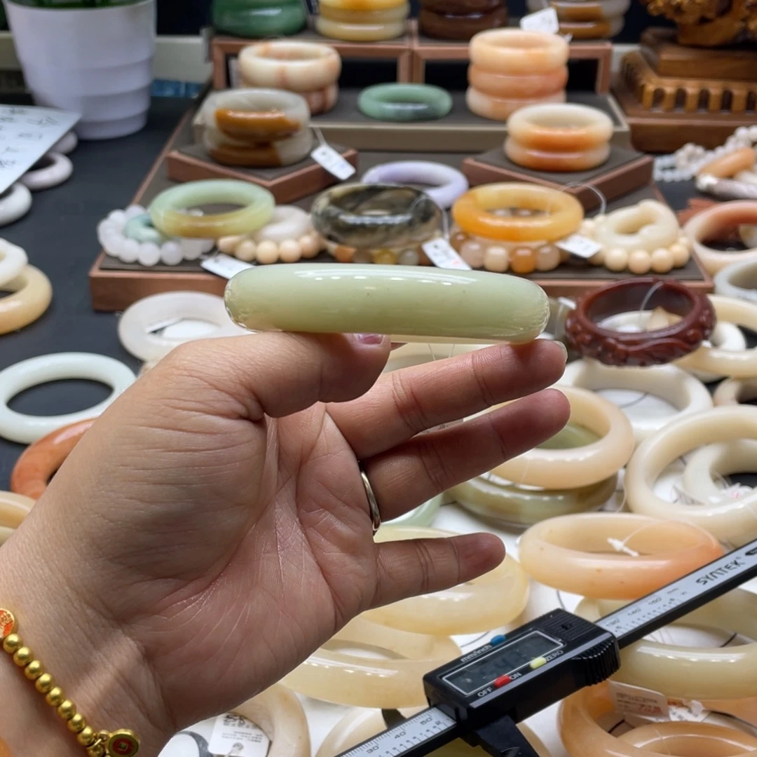 悠***.石英岩玉未镶嵌手镯