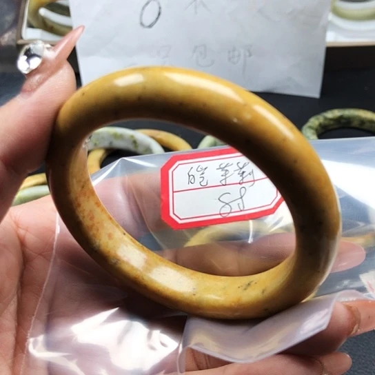 蛇纹石玉手镯未镶嵌皑**莉