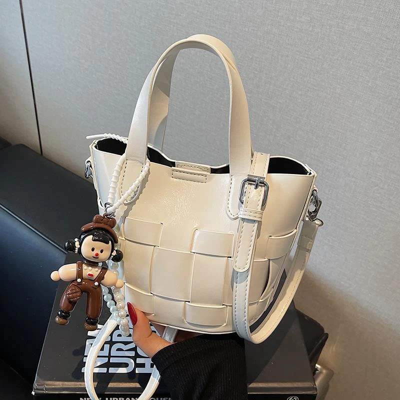 高级感超火小众包包女2025新款夏季百搭斜挎包时尚手提编织水桶包
