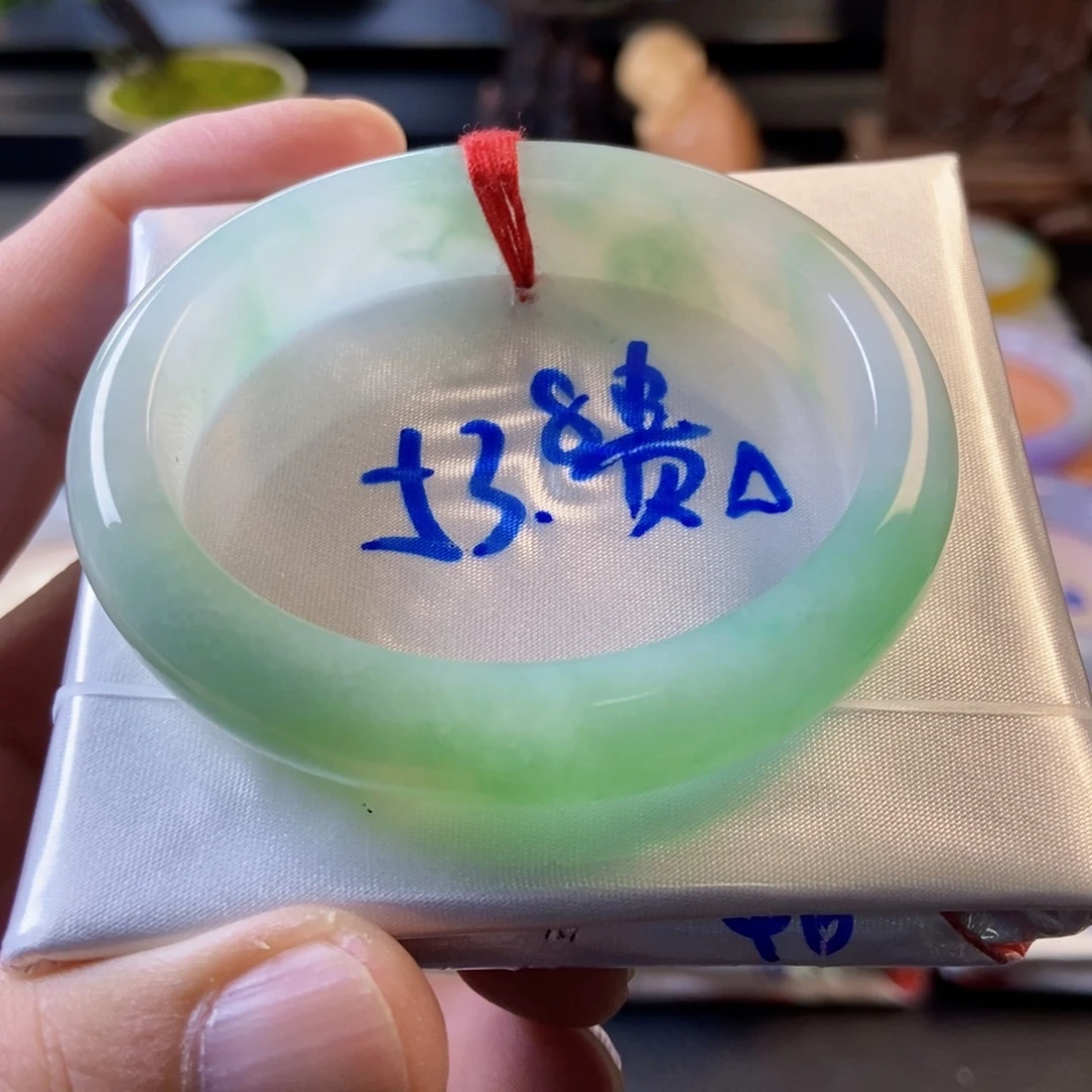 翡翠未镶嵌手镯1、葡萄绿贵妃