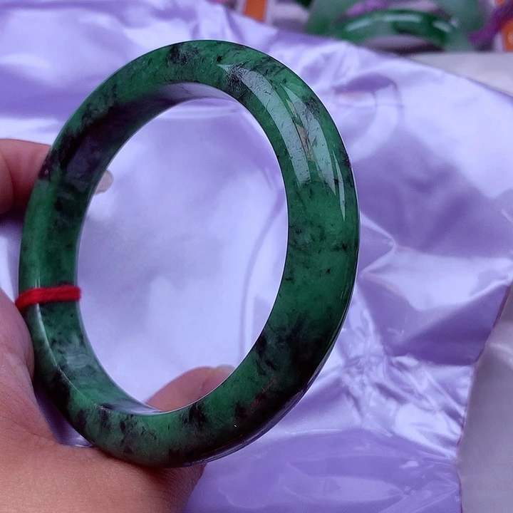 翡翠手镯未镶嵌翡翠
