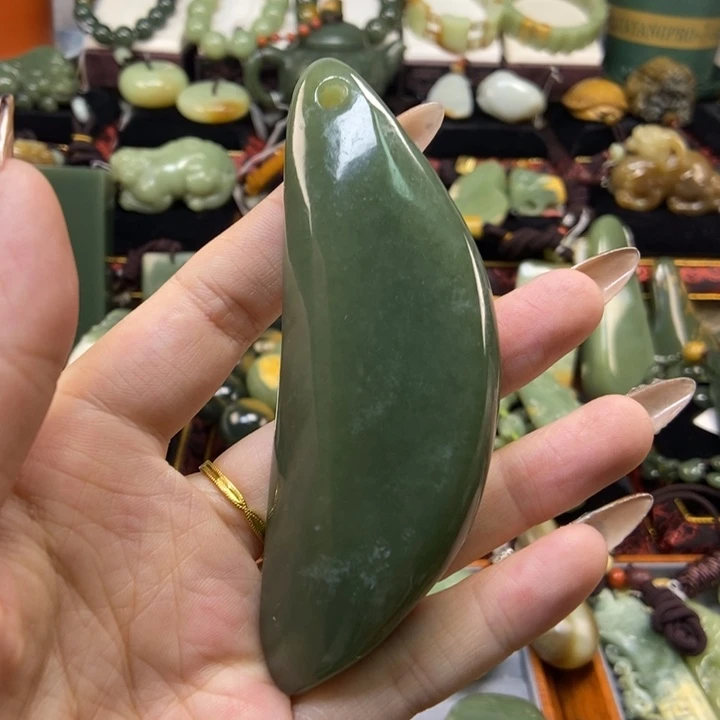 未镶嵌岫岩老玉（透闪石质玉）把件