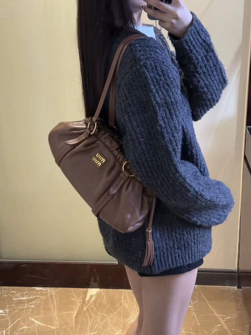 95新 MIU MIU/缪缪 展会外场！巧克力云朵托特包