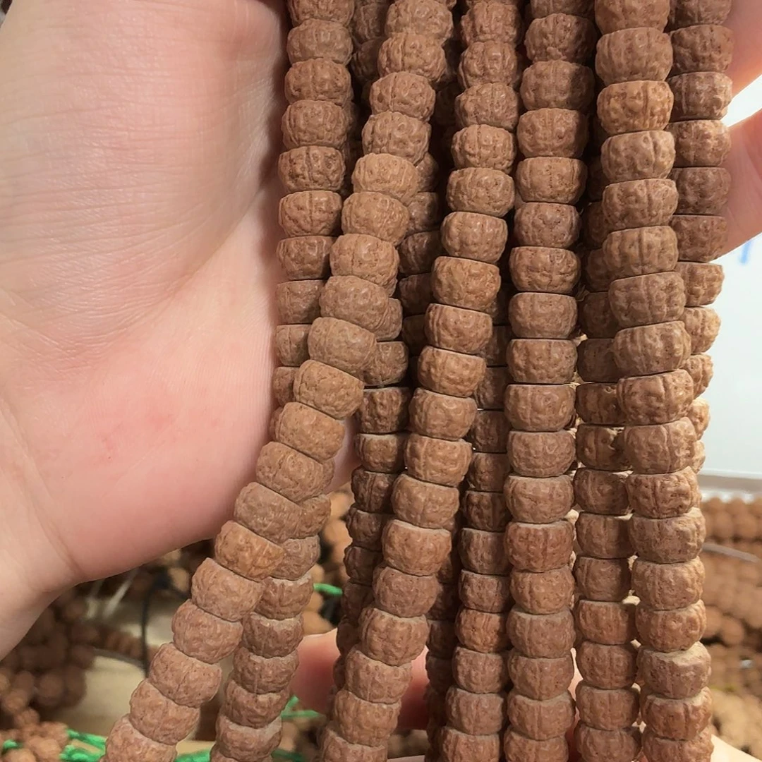 吊坠金刚菩提龙切老树王，一条保手持