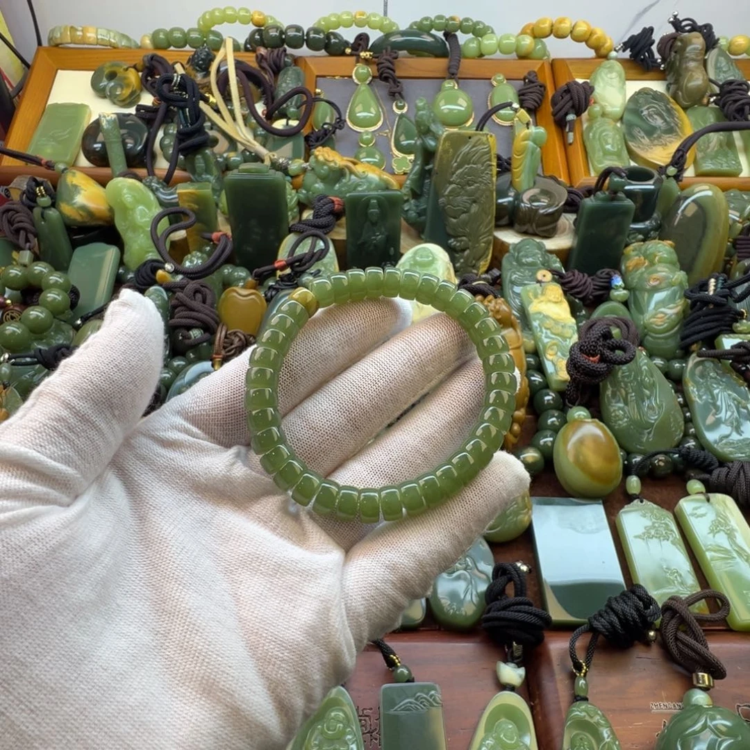 爱***己岫岩河磨玉（透闪石质玉）未镶嵌手链