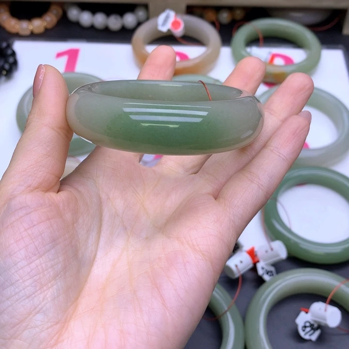 未镶嵌手镯石英质玉