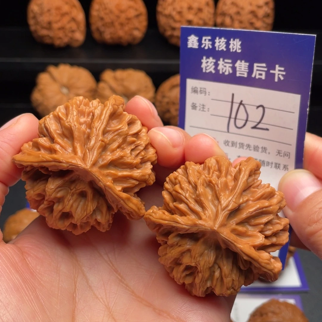 龍****文玩核桃把件三棱48尺60克