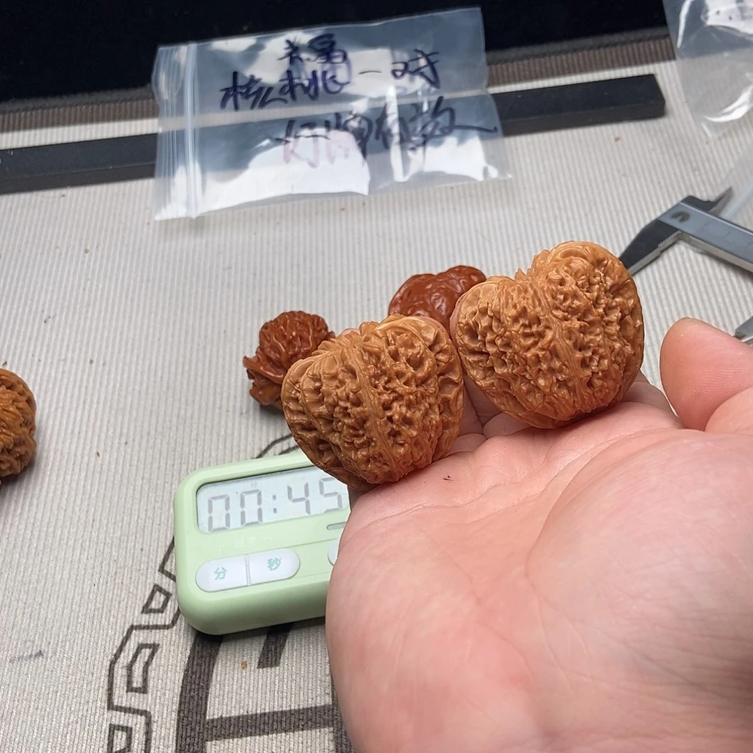 核桃和苹果在一片荒田