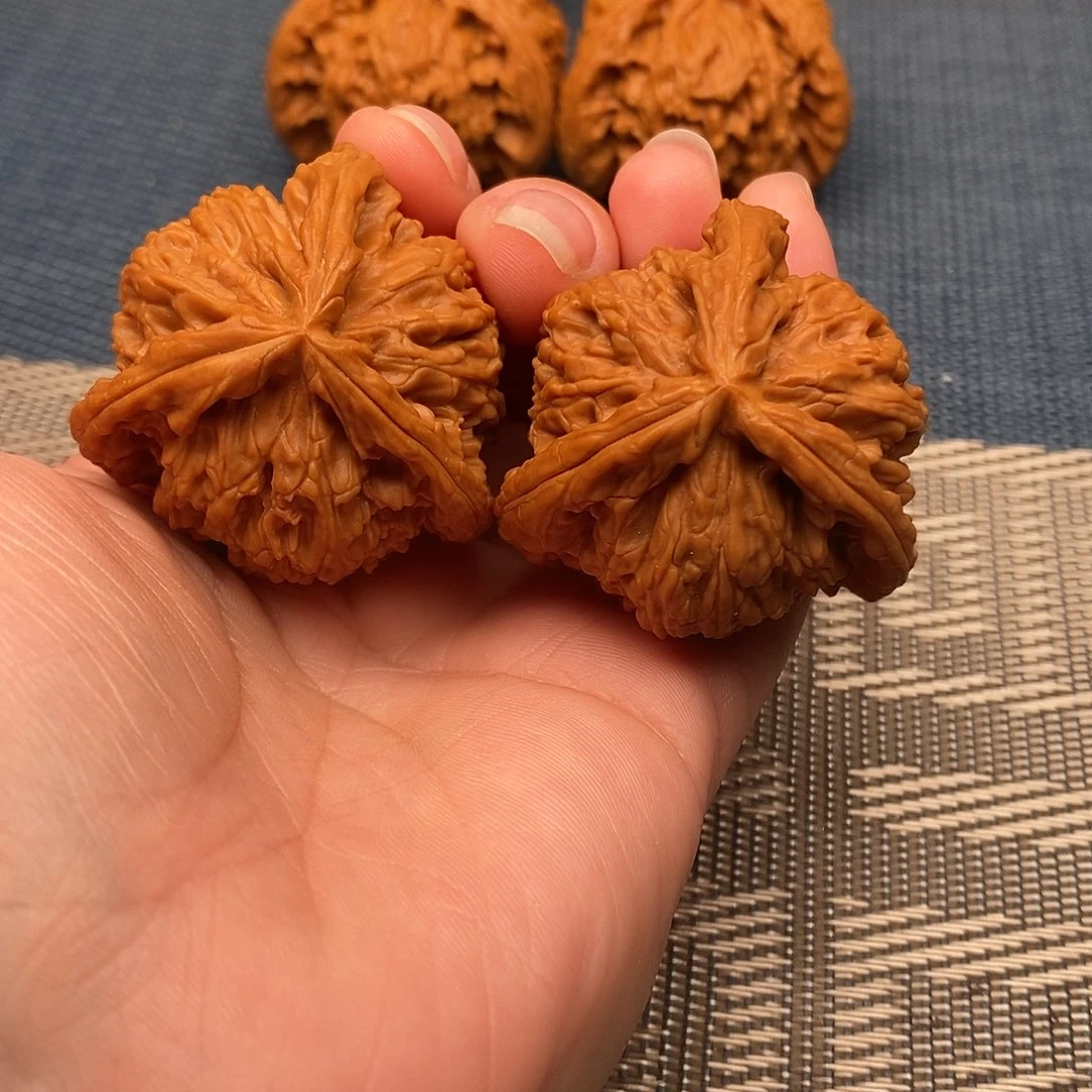 往***…文玩核桃吊坠三棱