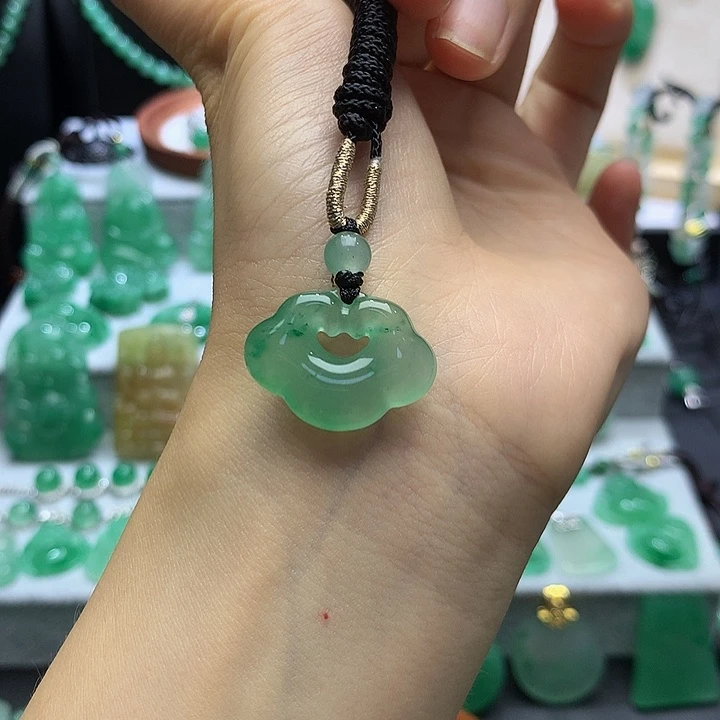 石英质玉（非洲翠）未镶嵌颈饰