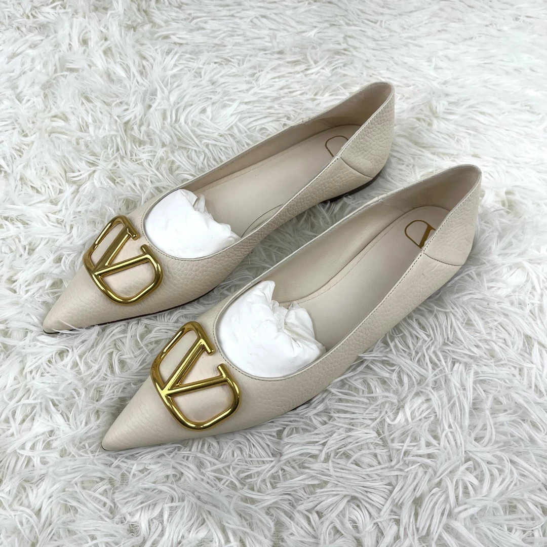未使用 Valentino/华伦天奴 金扣单鞋米白色38.5码12580207