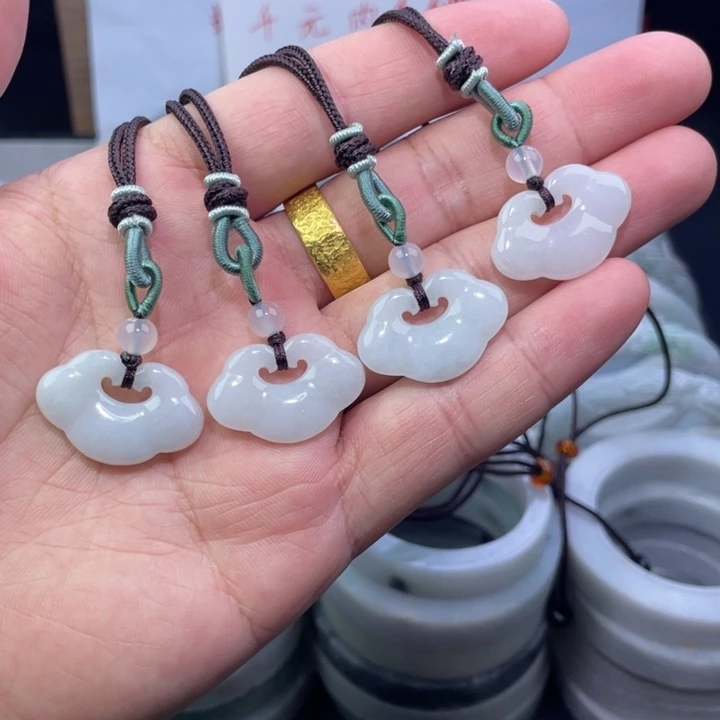 翡翠未镶嵌颈饰如意吊坠