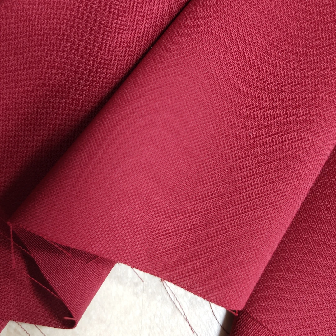 梭织天然丝布料，颜色丰富很垂，幅宽1.5米有弹力，适合夏季做裤子。