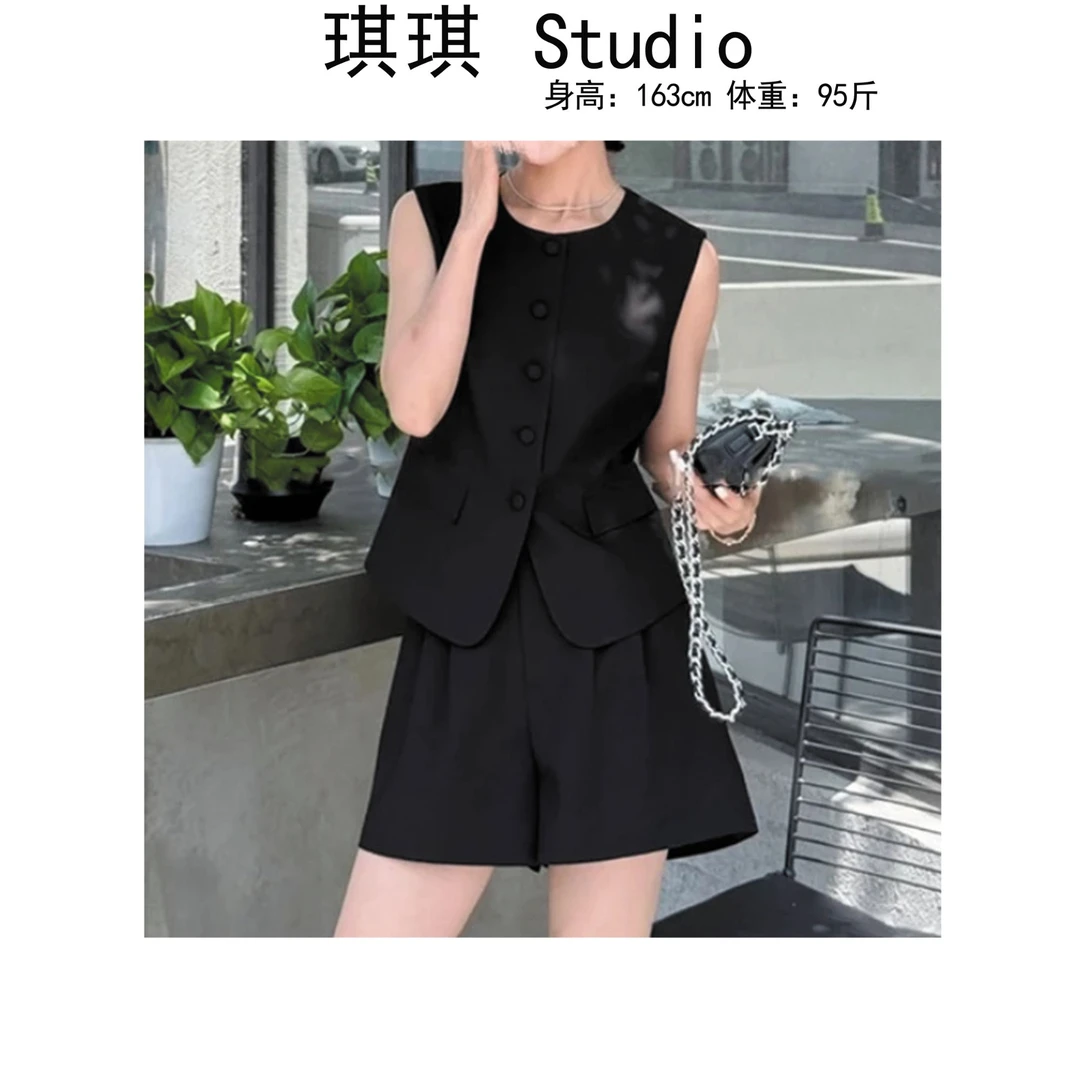 《琪琪家》夏季新款气质职业风排扣无袖上衣休闲短裤两件套25182-Y
