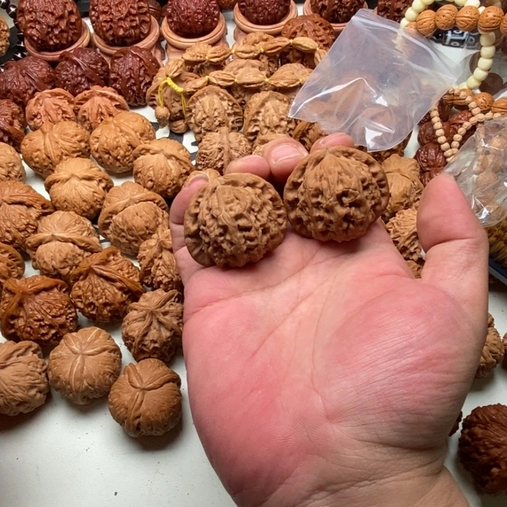 小***波文玩核桃吊坠白狮子