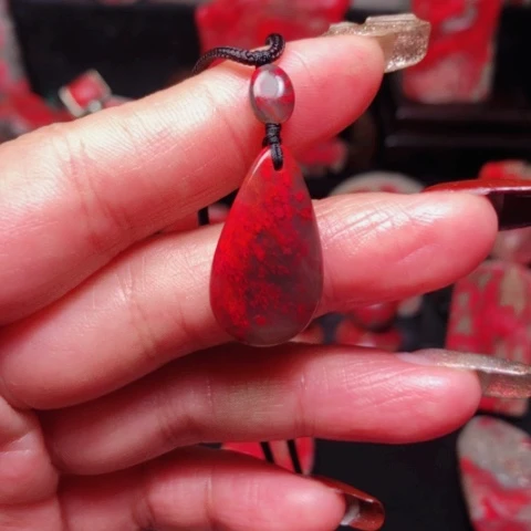 昌化鸡血石与****散昌化鸡血石挂件