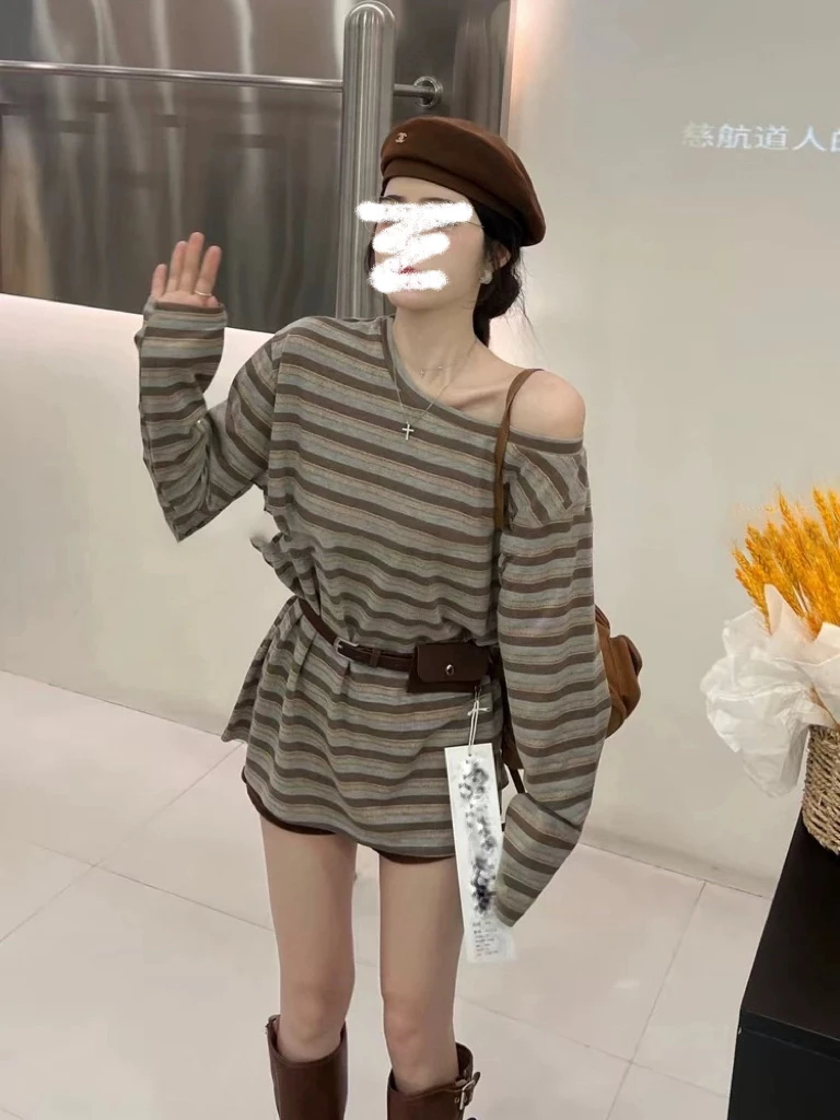 2025早秋新款宽松慵懒风条纹长袖T恤女斜肩时尚打底衫上衣配腰包
