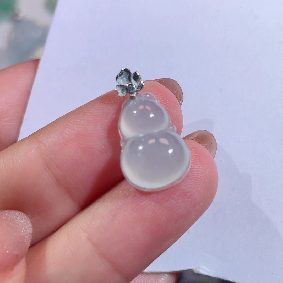 翡翠18K金镶嵌颈饰葫芦