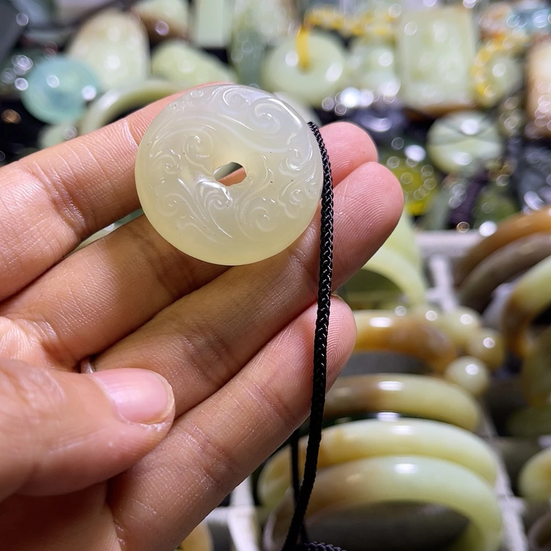 未镶嵌岫玉颈饰一个
