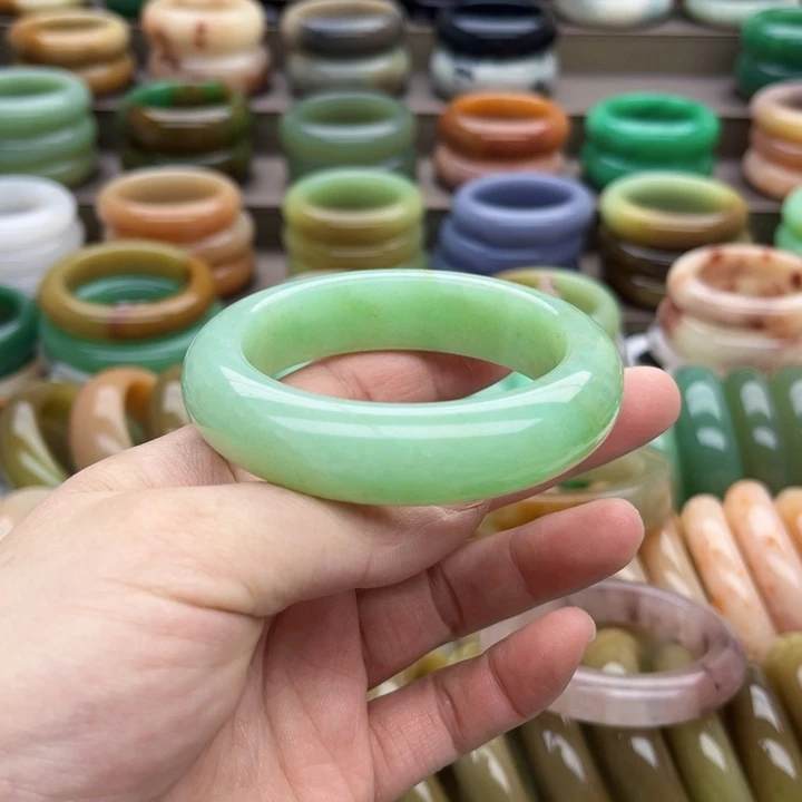 未镶嵌手镯石英质玉