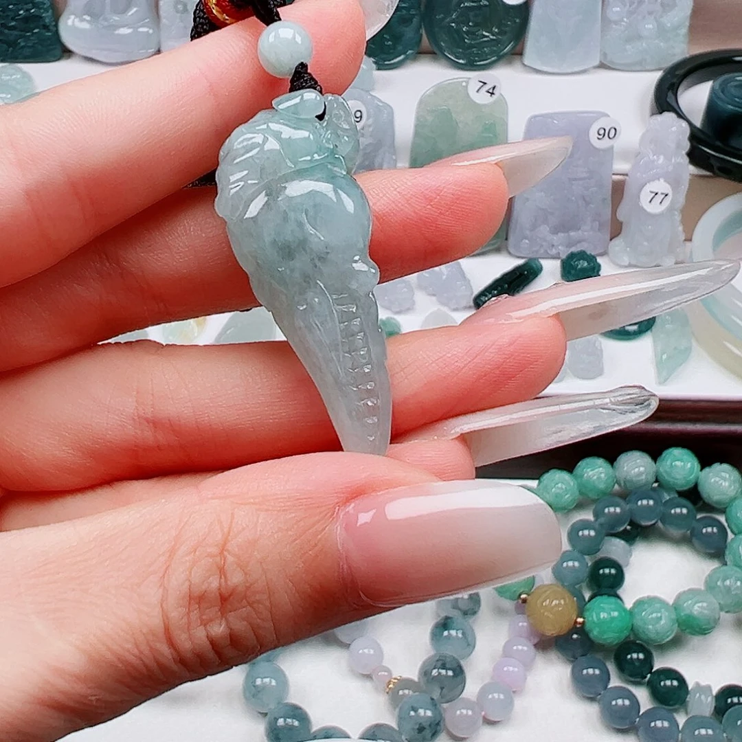 翡翠未镶嵌颈饰龙牙