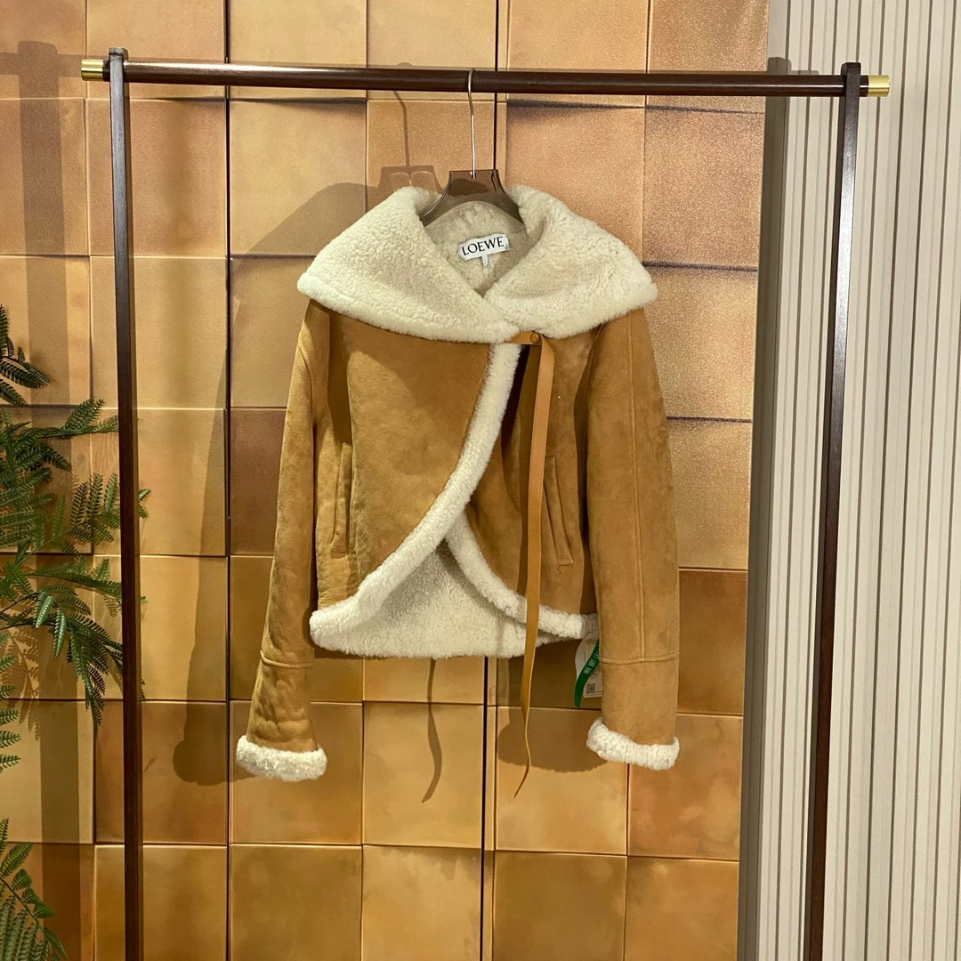 99新 LOEWE/罗意威 高公价卡其色皮毛一体外套/s码/99新/27002