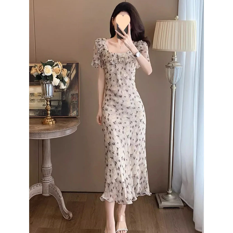 法式高级修身方领连衣裙温柔夏季收腰泡泡新款显瘦小众碎花