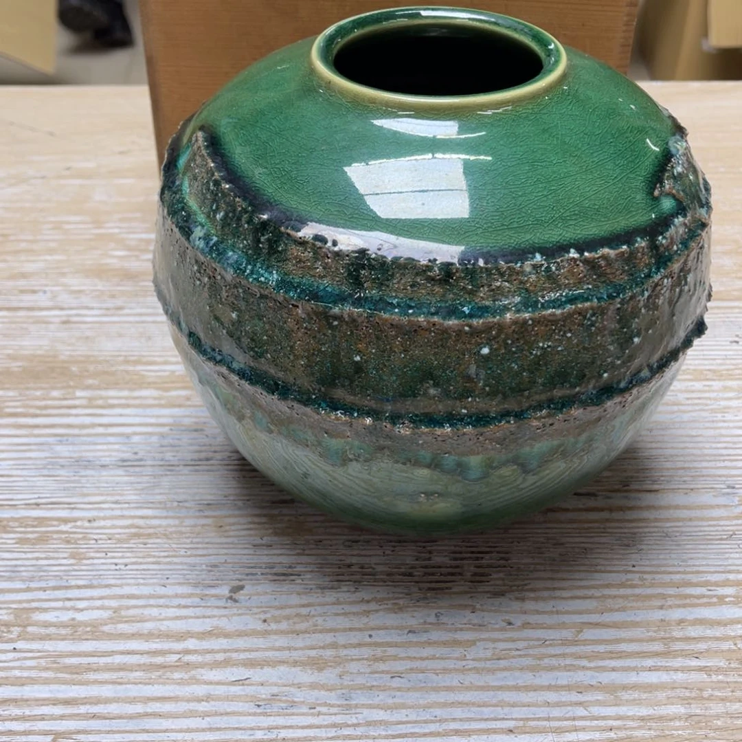 瓷片K****g密密麻麻地排列着一个